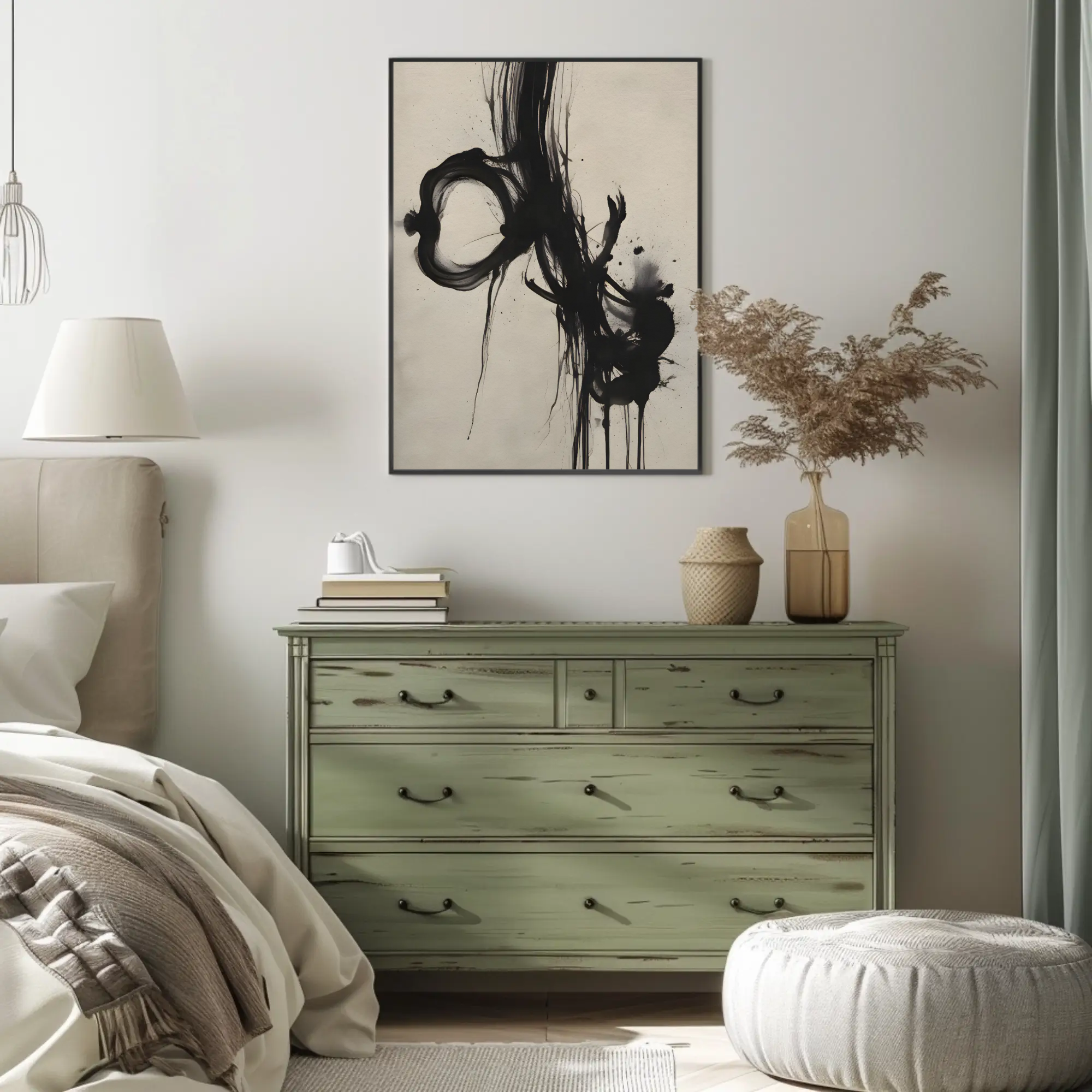 Fine Art Print mit schwarzen Linien über grünem Sofa im Wohnzimmer