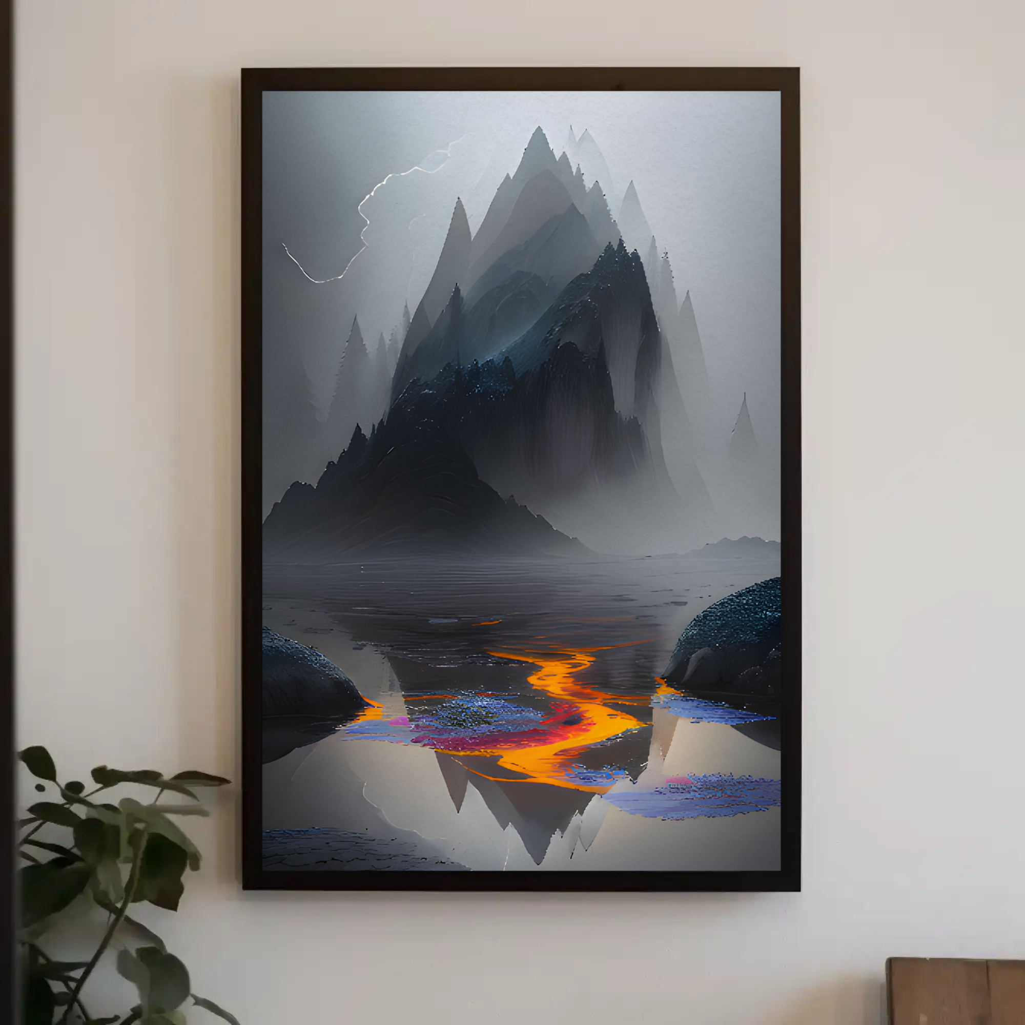 Fine-Art-Print mit Vulkanlandschaft und leuchtendem Lavastrom in dunklen Grautönen über moderner minimalistischer Einrichtung.