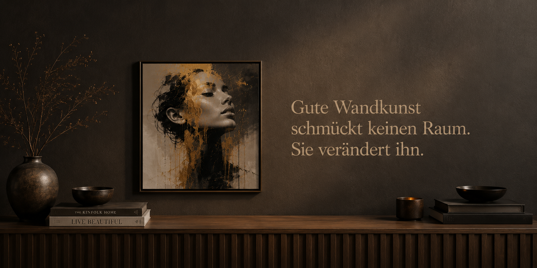 Dunkles Interieur mit Vase und Statement über Wandkunst