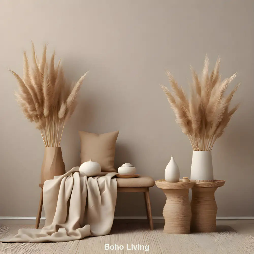 Boho-Wohnszene mit Pampasgras in Vasen, Holzbank, weichen Textilien und Keramikdekoration in warmen Beigetönen.
