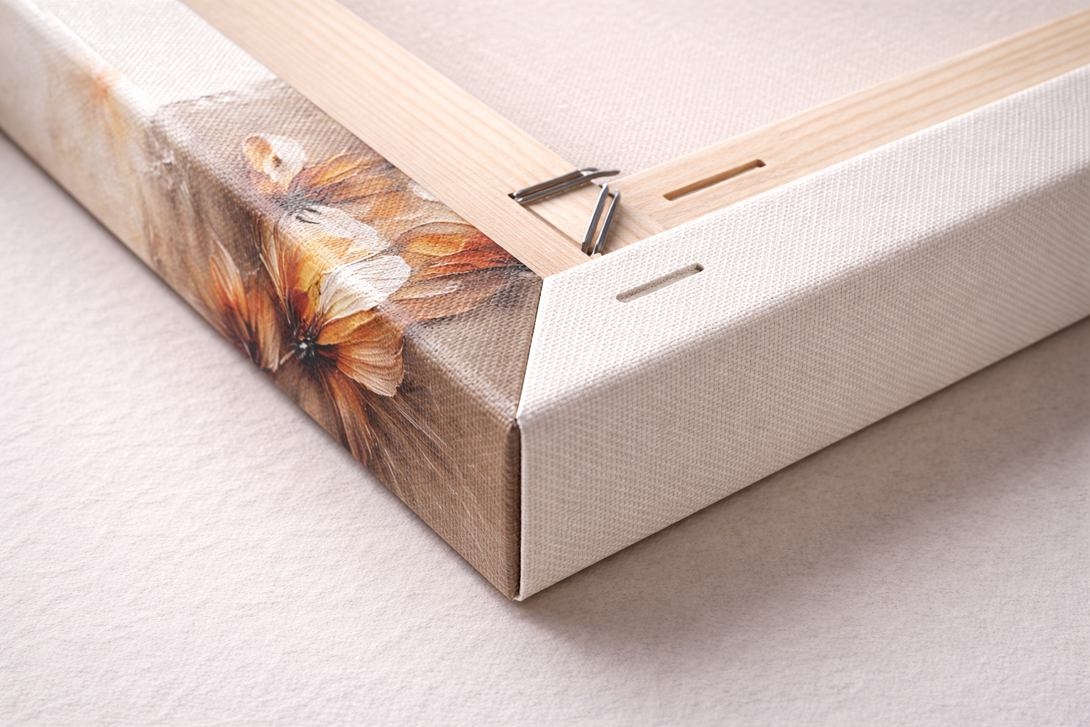 „Detailansicht eines hochwertigen Canvas Prints mit Holzkeilrahmen und gespannter Leinwand.“