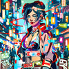 Moderne Geisha mit digitalen Tattoos und leuchtenden Accessoires vor neonbeleuchtetem Cyberpunk-Stadtpanorama.