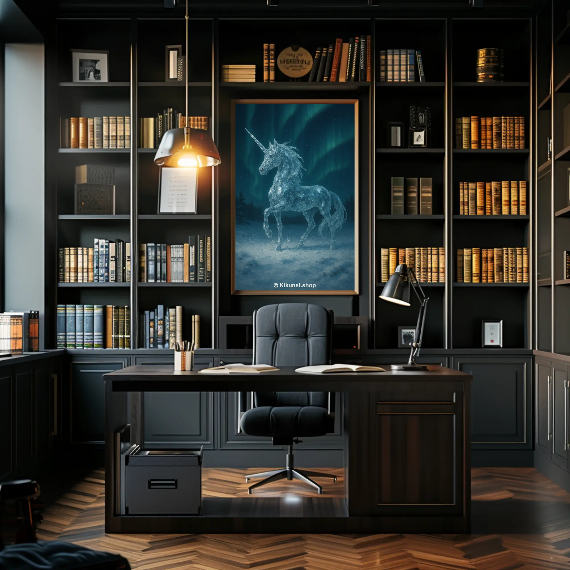 Einhorn als Fine Art Print in dunklem Home Office mit warmer Beleuchtung