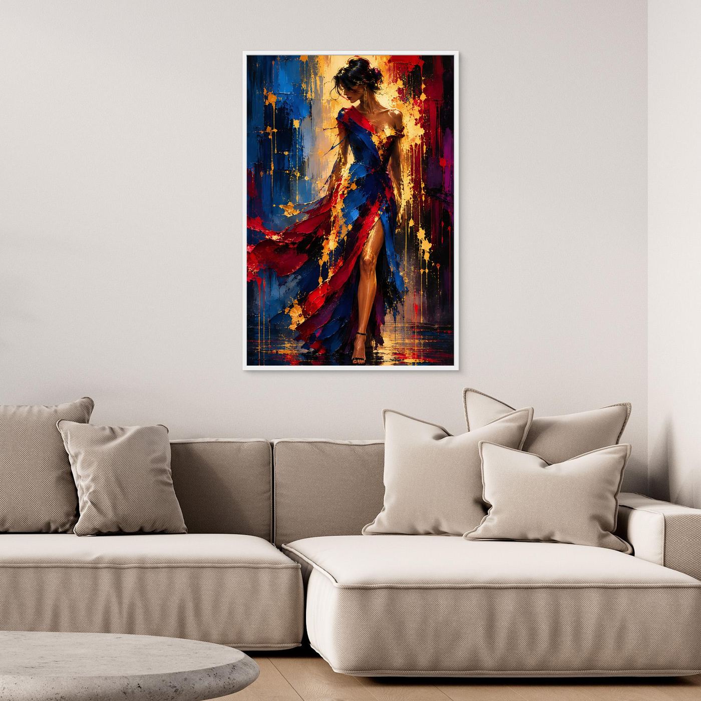 Modernes Canvas-Wandbild mit eleganter Frauenfigur in Rot, Blau und Gold als ausdrucksstarke Wandkunst im Wohnzimmer