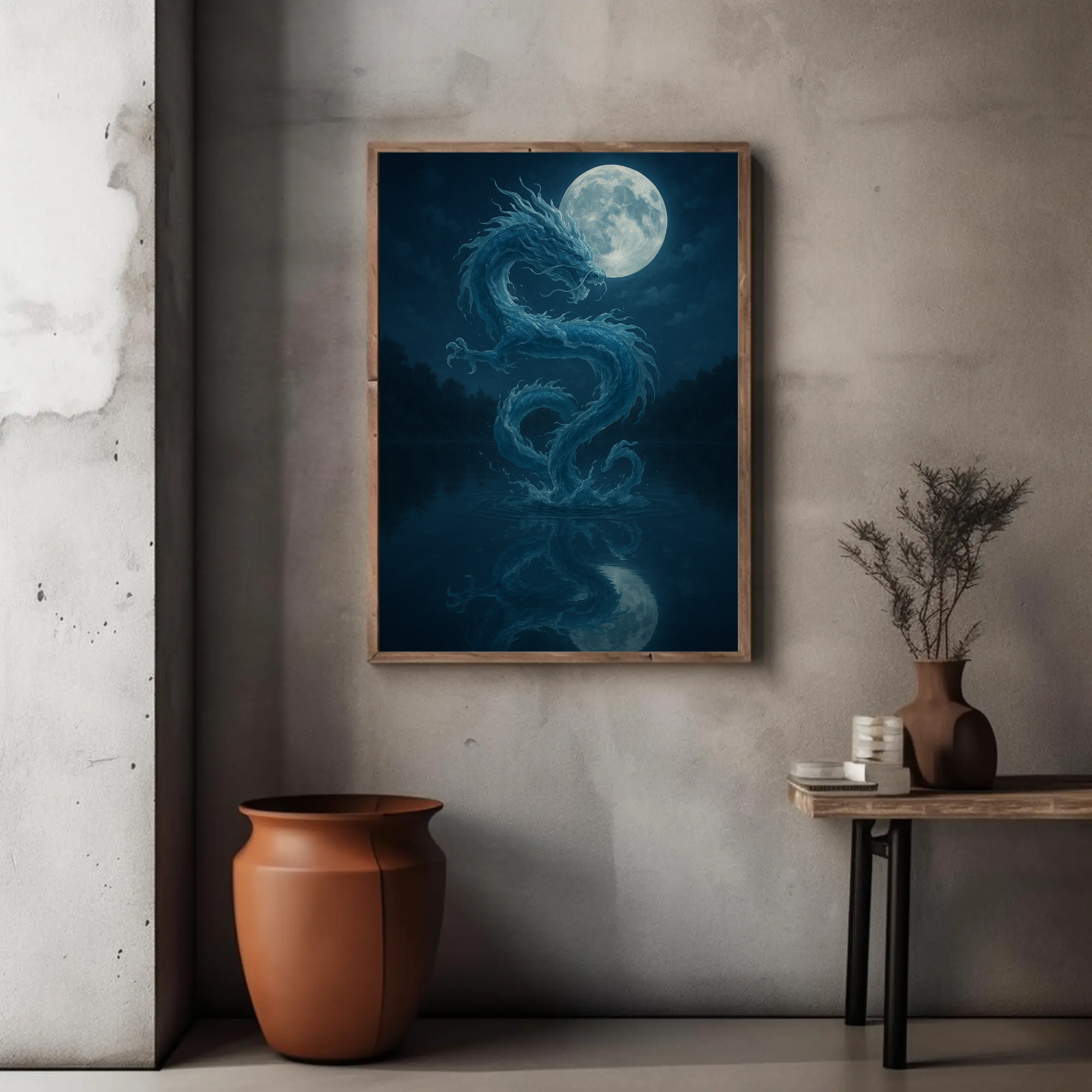 Dunkelblauer Fine Art Print mit mondbeleuchteter Schlangenform über minimalistischer Einrichtung