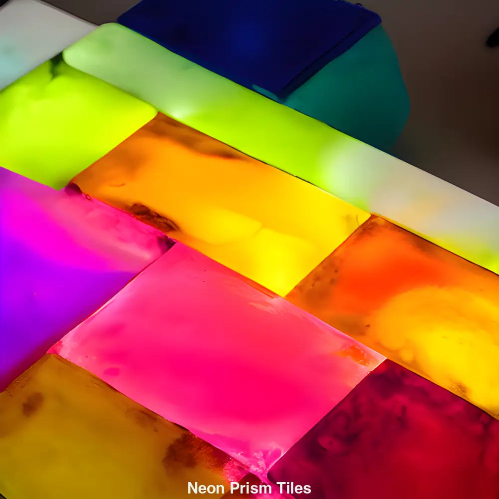 Abstraktes KI-Mosaik aus Neonfarben – Glasfliesen in Pink, Blau, Gelb & Grün reflektieren Licht in dynamischer Komposition