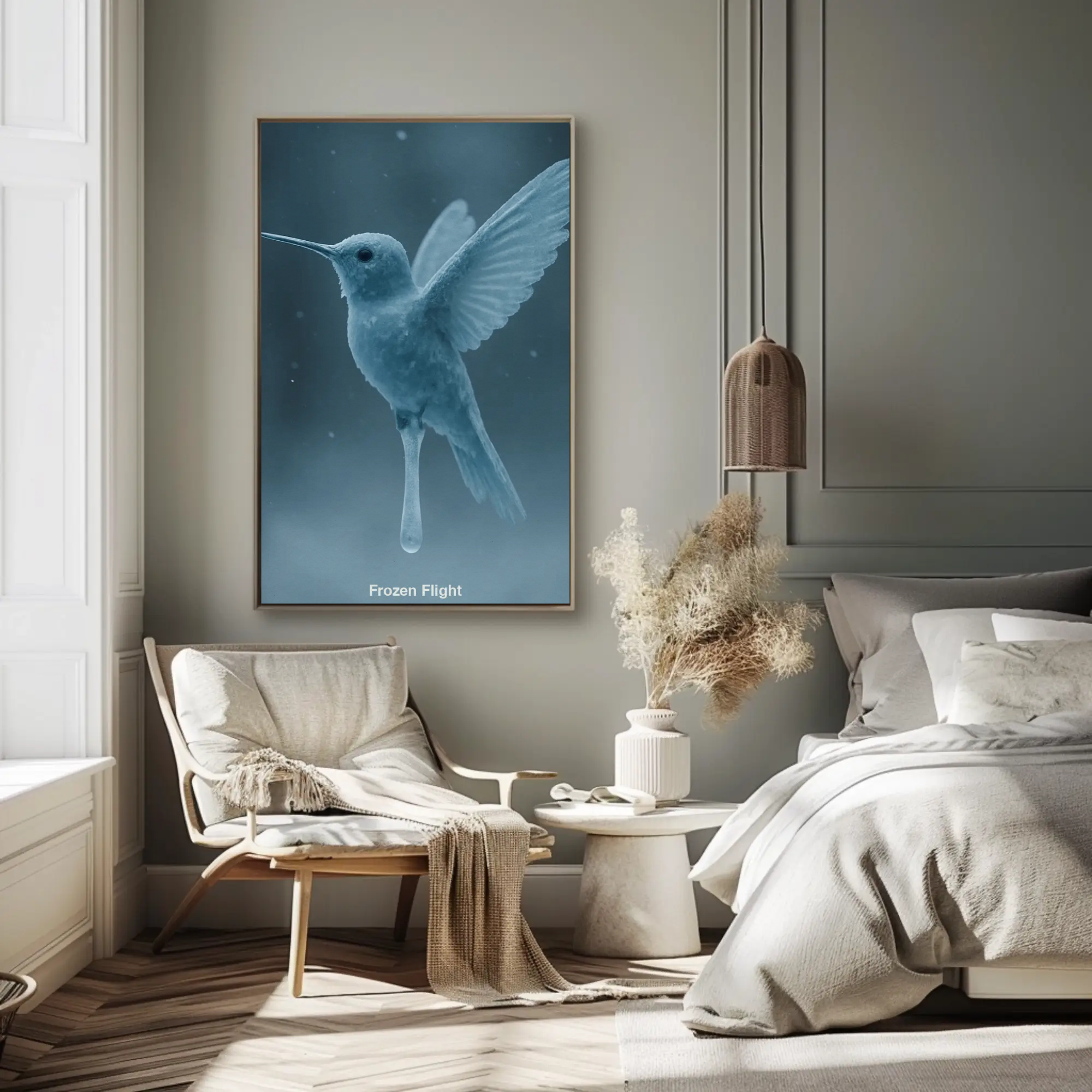 Kühles Wandbild mit schwebendem Vogel in sanften Blau- und Grautönen