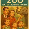 Retro-KI-Poster einer Familie im Zoo vor einem Elefanten – fröhlich, farbenfroh und im Stil der 1950er Jahre gestaltet