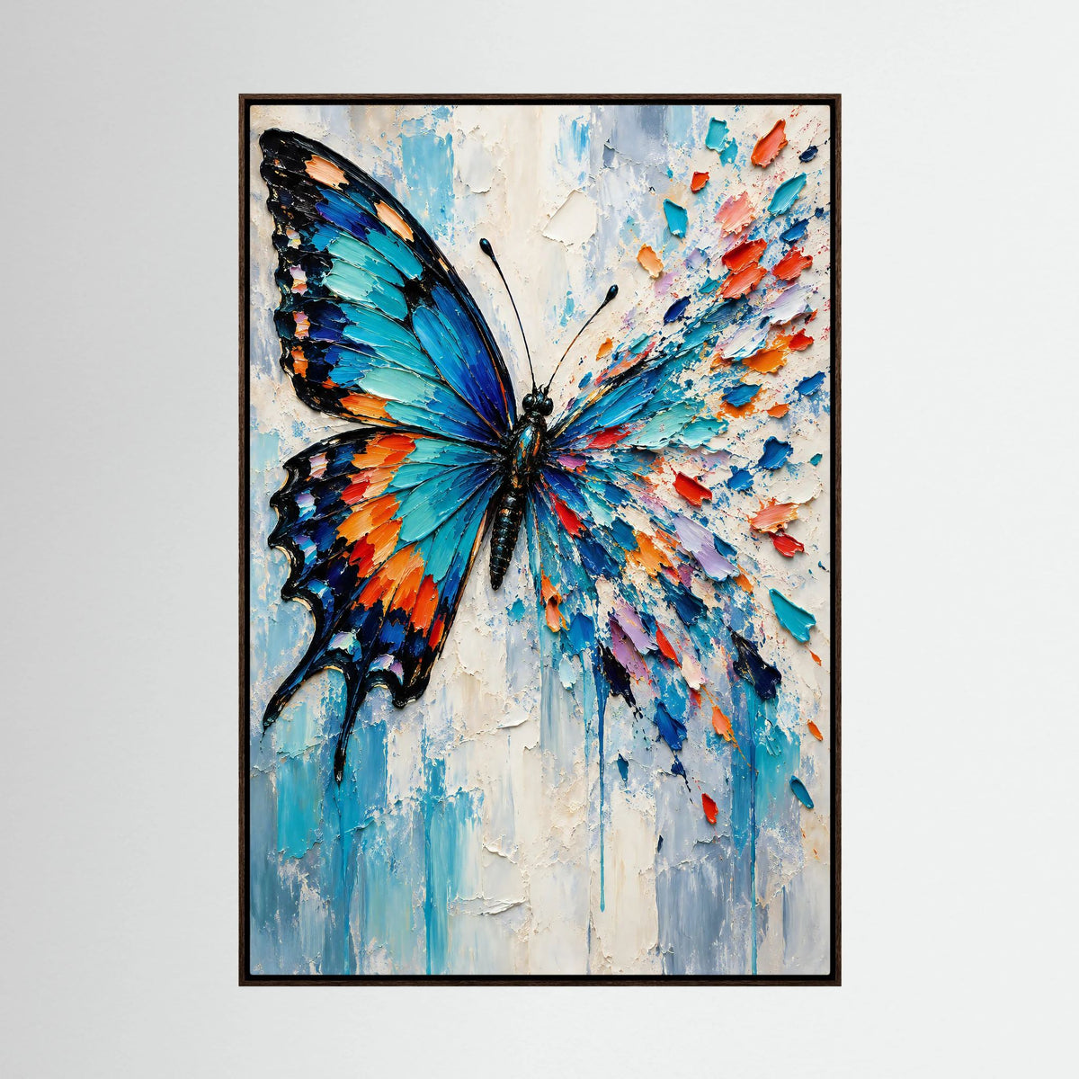 Expressives Schmetterling Leinwandbild mit leuchtenden Farbsplittern im dunklen Eichenrahmen.