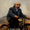 Albert Einstein fährt fröhlich Fahrrad mit breitem Lächeln – humorvolles, KI-generiertes Porträt des Physikers.
