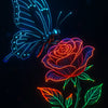 schmetterling aus neonlicht auf digitaler rose – futuristische ki kunst auf dunklem hintergrund