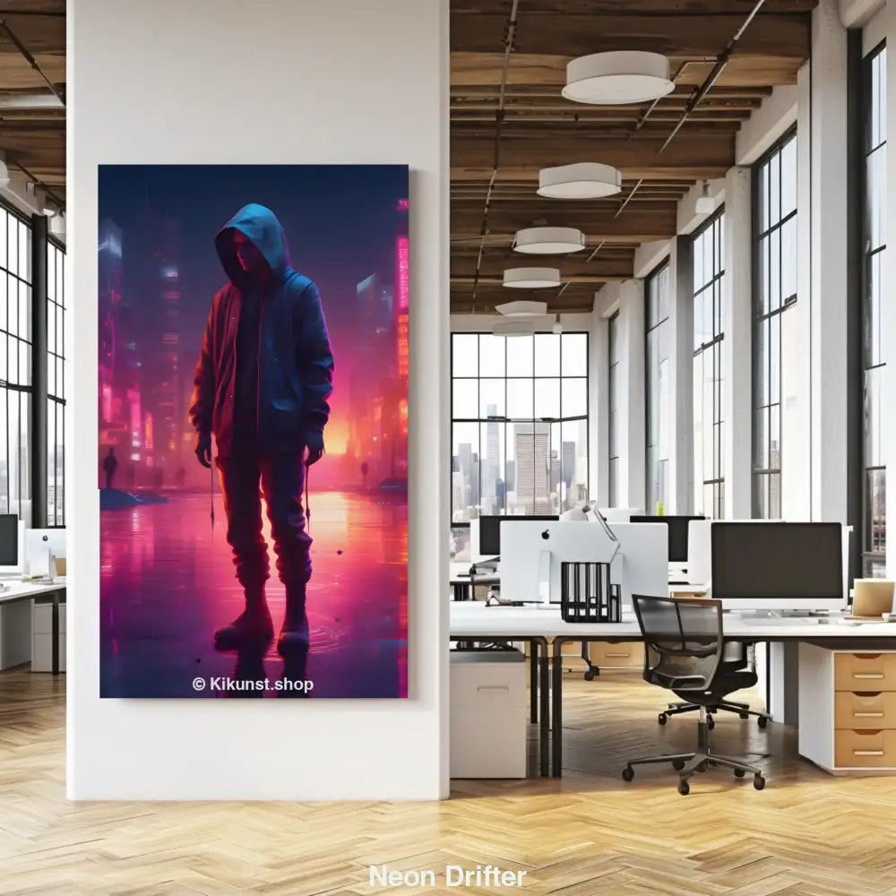 Mockup eines Kapuzenträgers in einer neonbeleuchteten Cyberpunk-Stadt bei Nacht mit nassem Boden und futuristischen Lichtern.