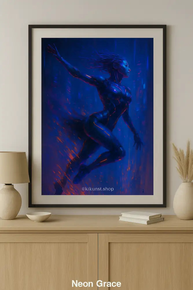 „Gerahmte digitale Kunst einer fliegenden Cyberfrau in leuchtenden Blau- und Orangetönen – futuristische Bewegung über Sideboard mit Deko.“