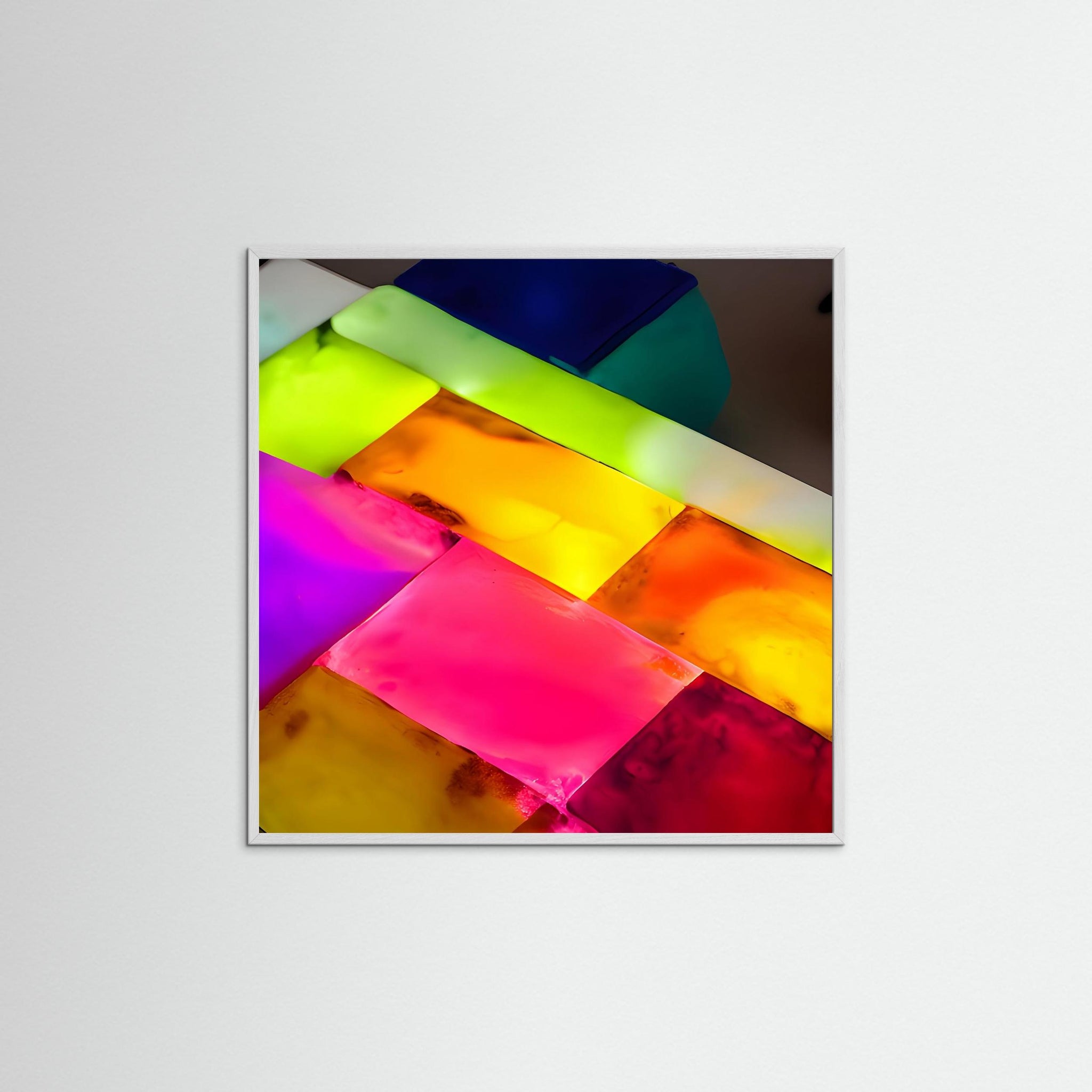 Neon Prism Tiles als Kunstmotiv mit weißem Echtholzrahmen